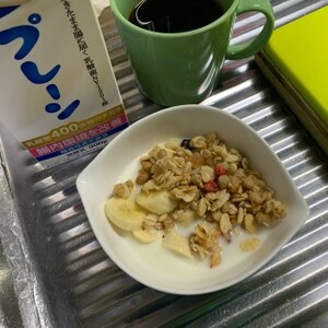 朝食に☆フルグラとバナナのはちみつヨーグルト